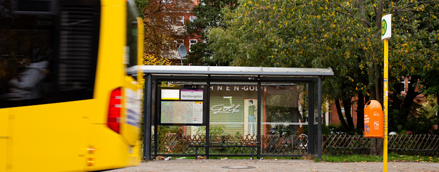 Angriffe auf Berliner Bushaltestellen: 700 BVG-Wartehäuschen werden jährlich Ziel von Vandalismus