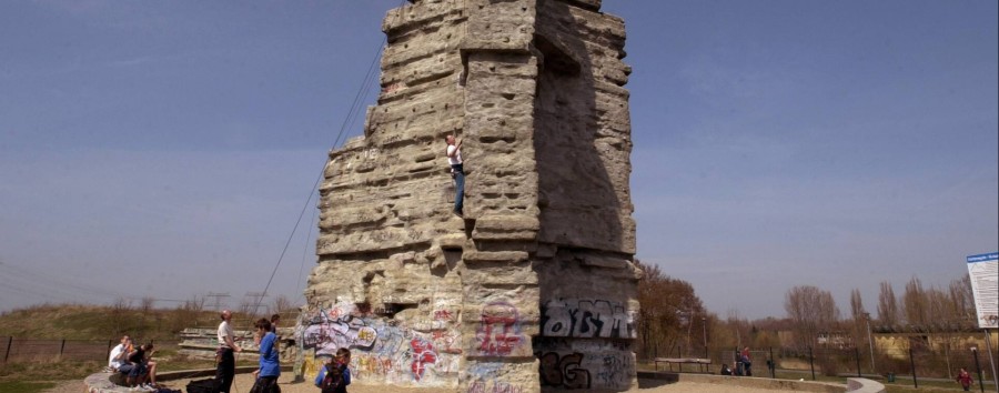 Mal was anderes als Balkonien: Berlin prüft die Sanierung vom Kletterfelsen „Monte Balkon“