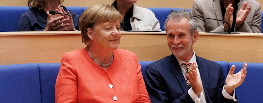„Was kostet ein Platz neben Frau Merkel?“: Die Altkanzlerin beim Neujahrskonzert im Schillertheater
