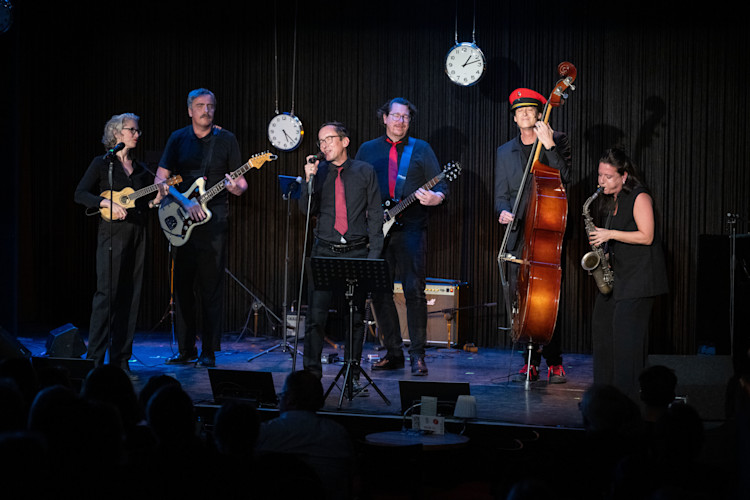 Checkpoint-Band bei der Revue in den Stachelschweinen