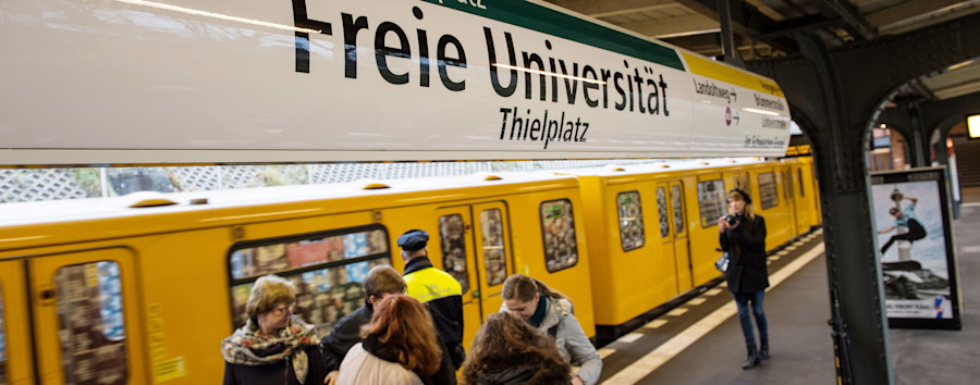 FU-Studis genießen Präsenzunterricht in vollen Zügen