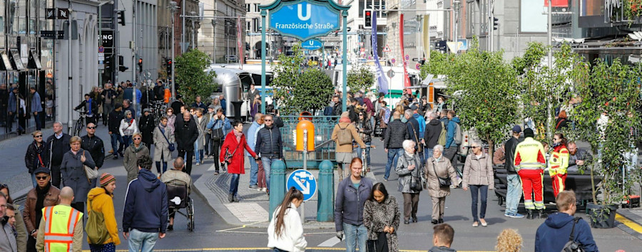 Autofreie Friedrichstraße: Luftqualität und Verkehrssicherheit haben sich enorm verbessert