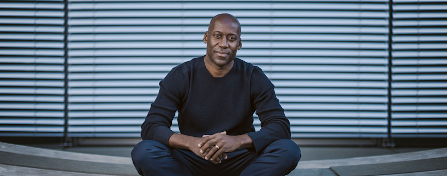 Porsche statt 29-Euro-Ticket: Kultursenator Joe Chialo möchte bei Klausur kein Foto mit seinem Auto haben