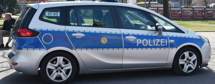  Scheitern in sieben Akten: Diebe versuchen während Hausdurchsuchung in Berliner Polizeiauto einzubrechen