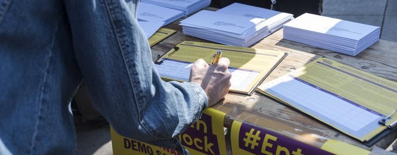 Bezahlte Promoter sammeln Unterschriften für Volksbegehren