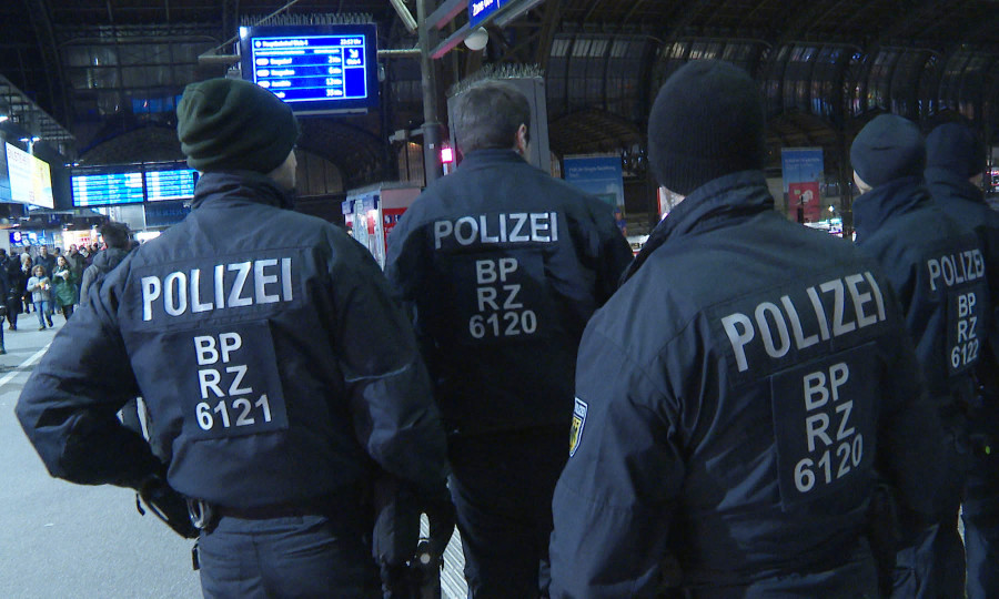 Elf Verstöße gegen Waffengesetz, 30 Drogenfunde: Bilanz der Schlag- und Stichwaffenkontrollen der Bundespolizei an Berliner Bahnhöfen