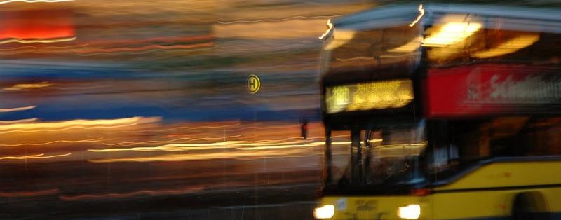 Ein Busfahrer packt aus