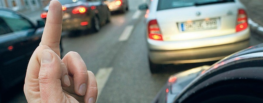 Geste gegen Ordnungsamtsmitarbeiter in Kreuzberg: Berliner Autofahrer muss 1800 Euro Strafe für gestreckten Mittelfinger zahlen