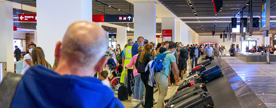 „Völlig inakzeptable und unzumutbare Wartezeiten“: Erneut Koffer-Chaos am Berliner Flughafen BER