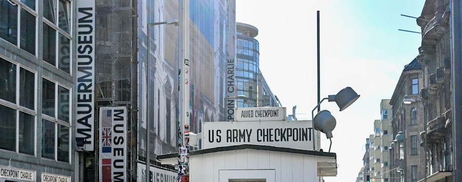 Neue Fotobox am Checkpoint Charlie: „Spaßfotos“ hinter der Berliner Mauer sollen Geschichte näher bringen