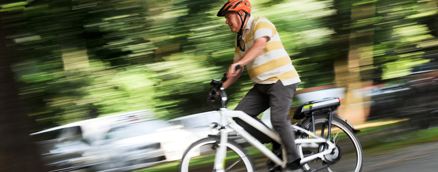 Studie zu E-Fahrrädern: Erhöhtes Unfallrisiko mit Pedelecs bei jüngeren und sehr alten Fahrern