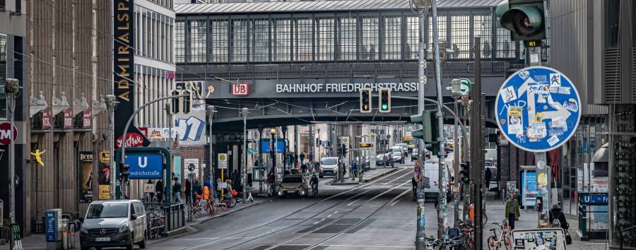 Neues aus dem Berliner Verkehrslabor: Reihenweise Gewerbeabmeldungen in der Friedrichstraße