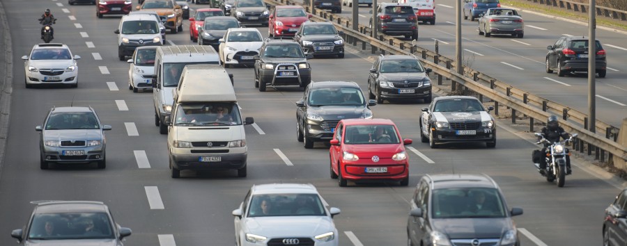 „Nehmt das Auto statt der Bahn, heizt bei offenem Fenster“: Wie ein Berliner gegen radikale Klimaschützer protestieren will