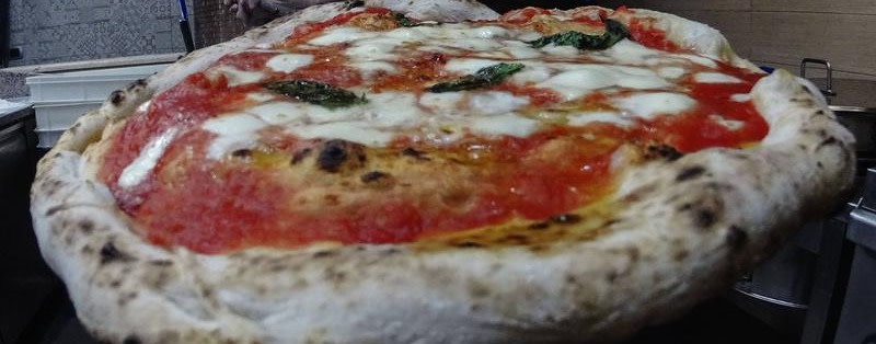 Neapolitanische Pizza mit Birnen, Wallnüssen und Gorgonzola