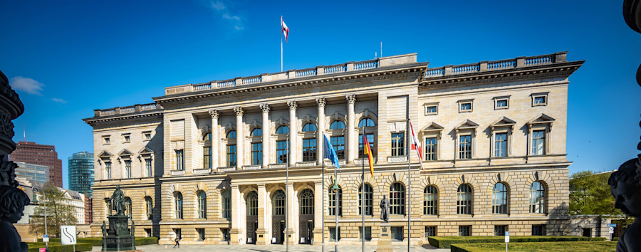 Trotz hoher Temperaturen: Dialog mit obdachlosen Menschen findet vor dem Berliner Abgeordnetenhaus statt