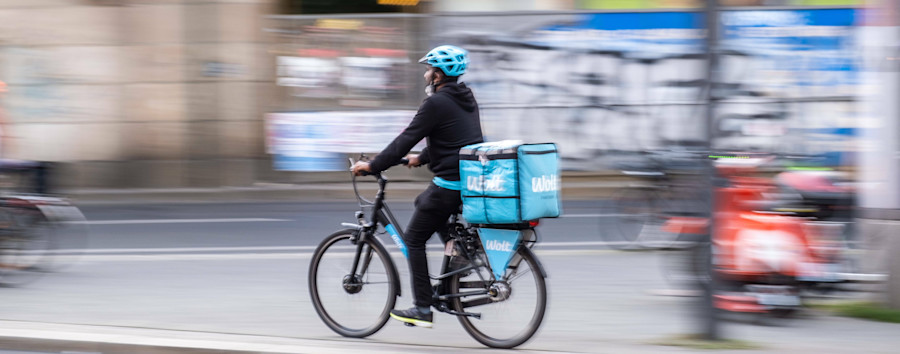 Lieferdienst besorgt um Fahrer-Sicherheit: Wolt kritisiert Schreiners Planungsstopp für Radwege