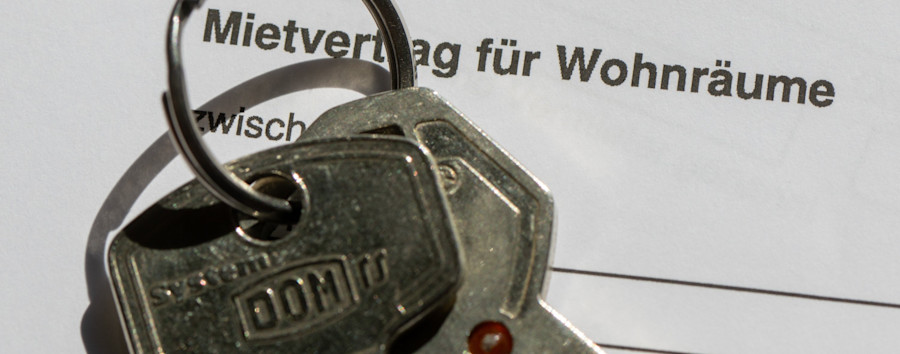 Übergabe von Jubiläumsgeschenken: Degewo beschenkt Berliner Mieter – und erhöht die Miete