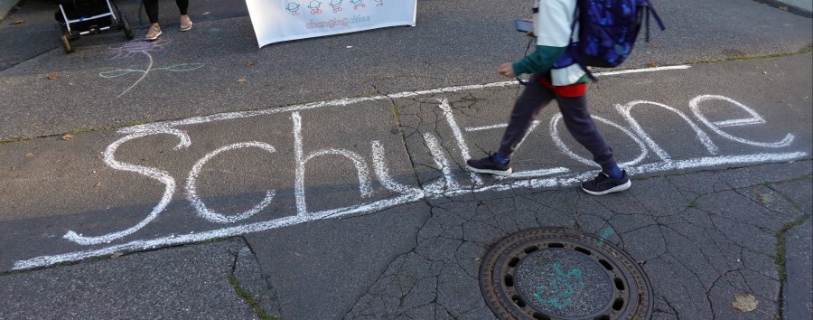 Aktion für Verkehrssicherheit und Forderung nach 100 autofreien „Schulzonen“