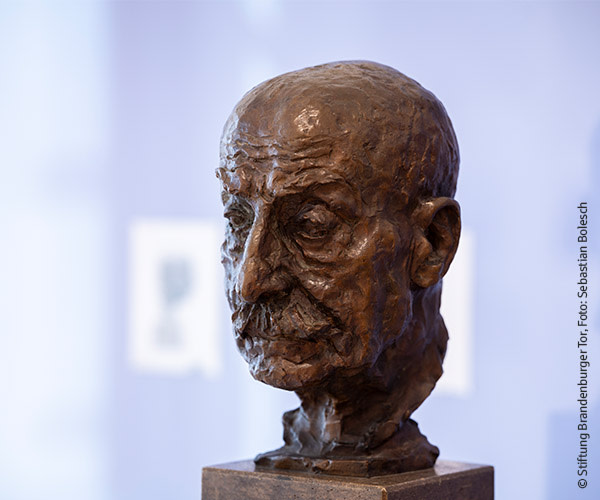 https://ar.tagesspiegel.de/r?t=https%3A%2F%2Fstiftungbrandenburgertor.de%2Fveranstaltungen%2Feinraumausstellung-liebermann-buesten%2Fslow-art-zeit-fuer-kunst%2F