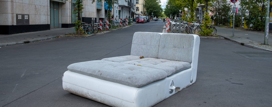 2000 Euro Buße plus Reinigungskosten: Neukölln lässt Verursacher Sperrmüll von der Straße wegräumen