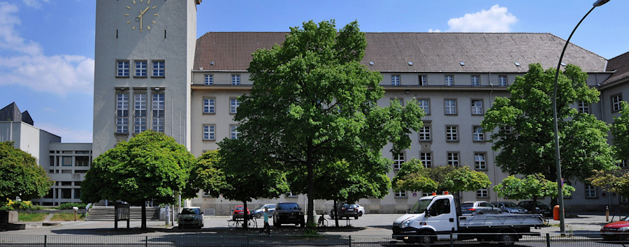 Bezirksamt Tempelhof-Schöneberg im Winterschlaf