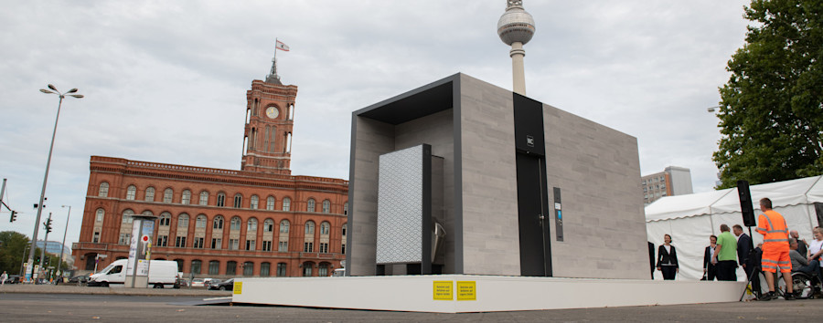 Dringende Berliner Bedürfnisse: City-Toiletten nehmen weder Bar- noch Plastikgeld