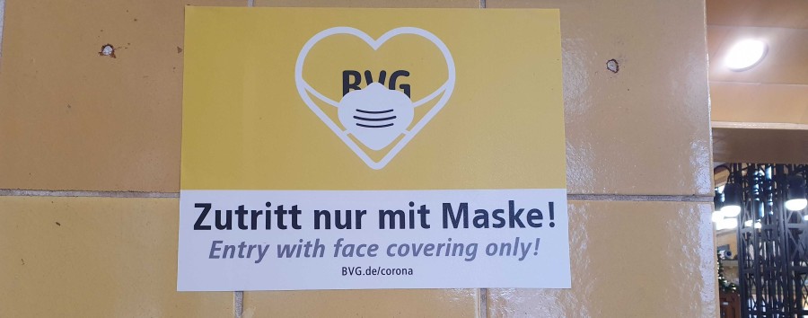 Maskenpflicht in Berlins Bussen und Bahnen entfällt: BVG braucht „etwas Zeit“, um alle Aufkleber zu entfernen