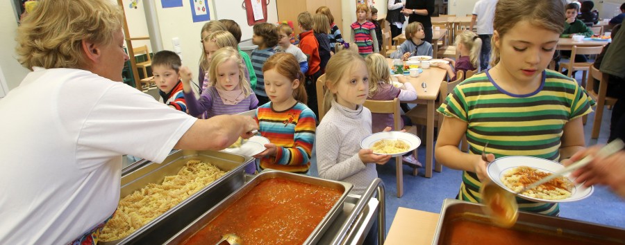 Nun soll’s ohne Vorkosten gehen: Bildungsverwaltung stellt Vergabeverfahren für Mittagessen an Grundschulen um