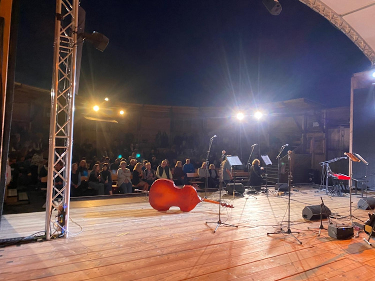 Foto vom Auftritt der Checkpoint-Band auf dem Tempelhofer Feld