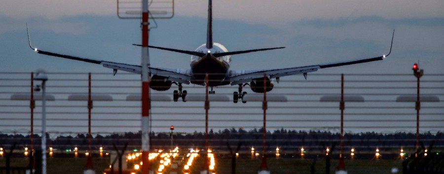Ungewöhnlicher Vorfall am Flughafen: Polizei verhaftet Easyjet-Piloten am BER noch in der Maschine