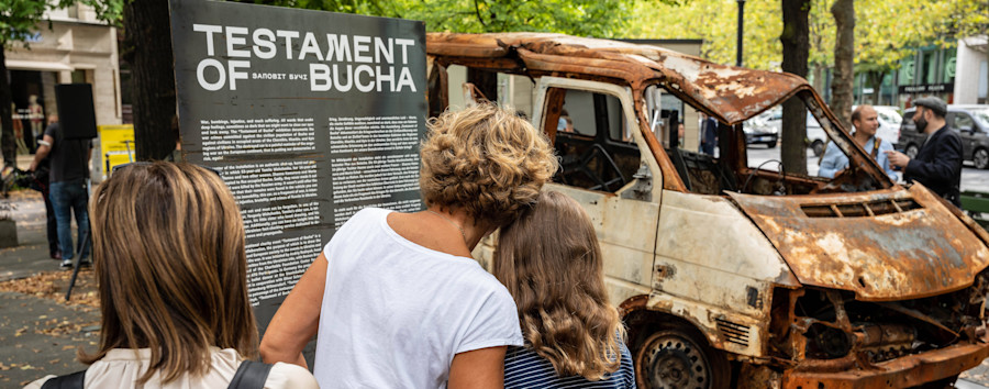 Russische Gräueltaten sichtbar machen: Ukrainisches Autowrack wird in Berlin-Charlottenburg ausgestellt