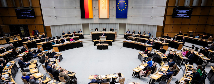 Gleich viele Frauen und Männer im Parlament: Neues Senatsgutachten fällt Urteil über Paritätsgesetz