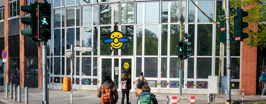 Verdienstmedaille für außerordentliches Engagement: Bezirk Mitte ehrt Gesamtelternvertretung der Anna-Lindh-Schule