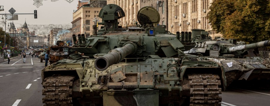 Gedenken an Beginn des russischen Angriffskriegs vor einem Jahr: Steht das Wrack des Panzers bis Freitag vor der Russischen Botschaft in Berlin?