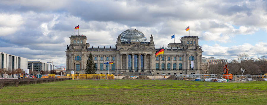 Wiese vor dem Reichstagsgebäude: Julia Klöckner will „gärtnerische Macht“ – was sagt der Bezirk Mitte dazu?