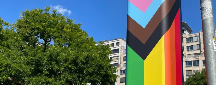 Pride in Berlin: Mitte hüllt 40 Parkscheinautomaten in Regenbogenfarben