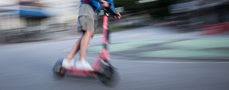 Attacke gegen Fußgänger? Berliner Senat verteidigt E-Scooter-Vorstoß