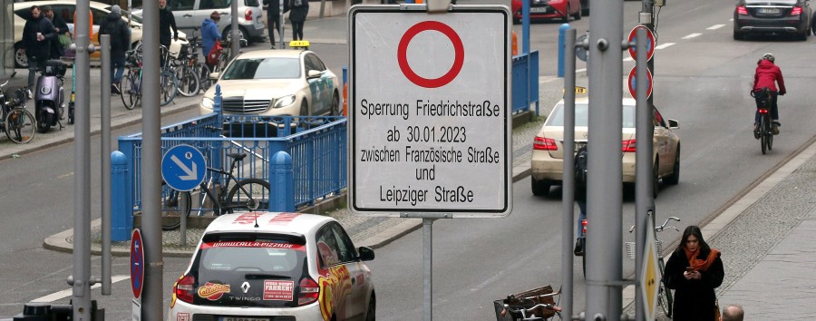 Wieder Autos in der Friedrichstraße: Die Verkehrswende als Nullsummenspiel
