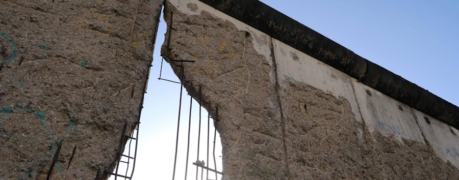 Ein Stück Zeitgeschichte für 3000 Euro: Firma verkauft ein riesiges Stück Berliner Mauer