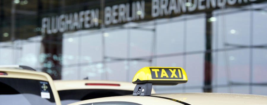 Berliner Senat will Flughafenzuschlag für Taxis beschließen