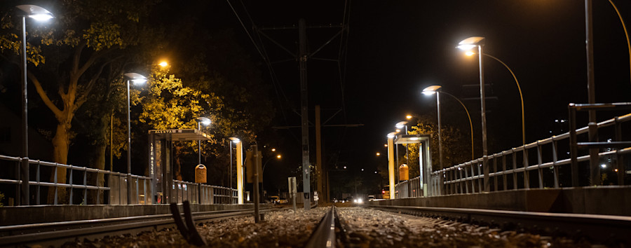 21 Autos landen im Gleisbett in Berlin-Weißensee