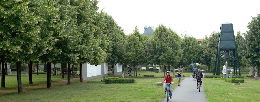 Grabkerzen in Schwarz-Weiß-Rot: Der Invalidenfriedhof in Berlin-Mitte wird zum Nazi-Wallfahrtsort
