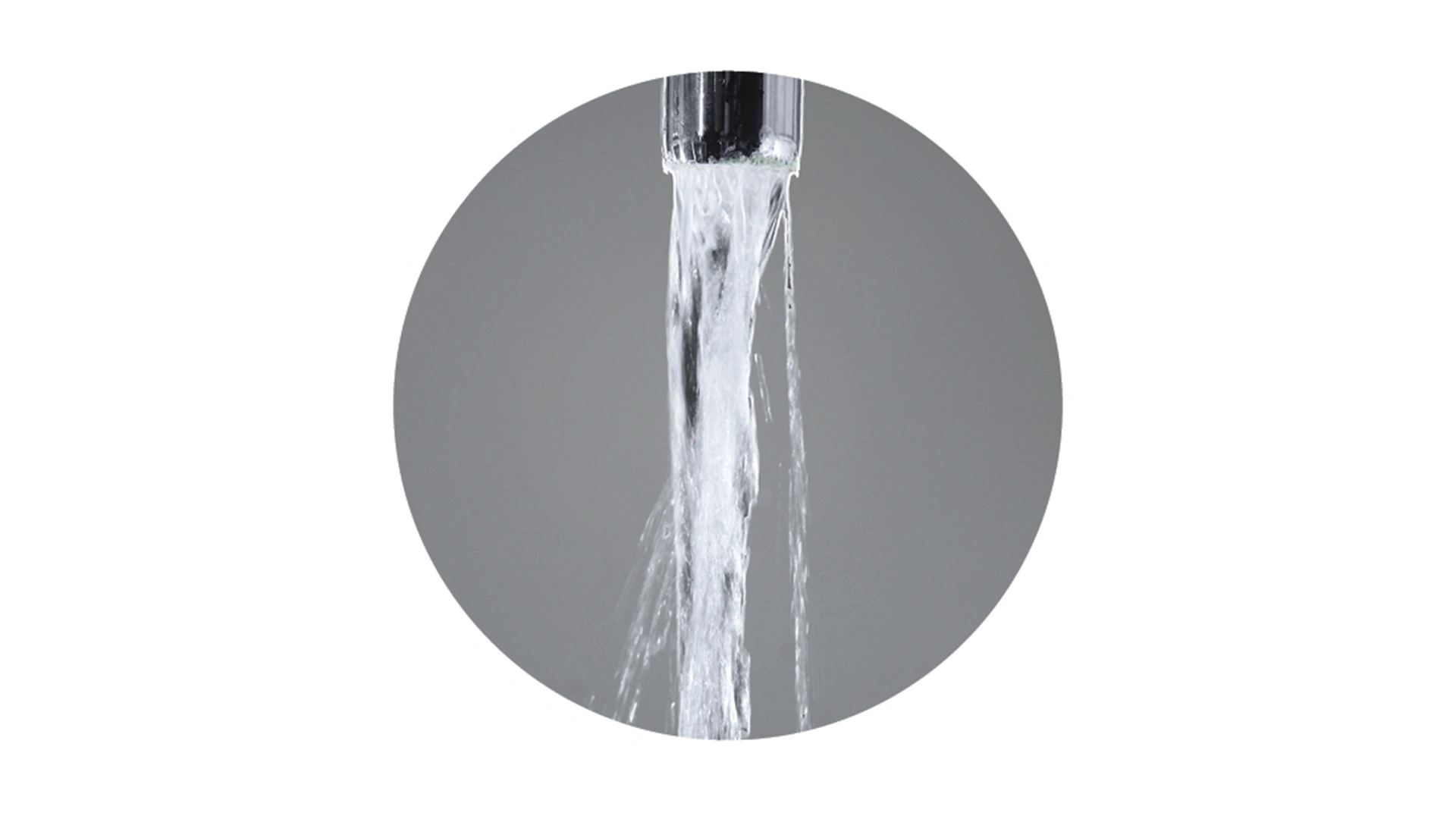 Alte, verkalkte Wasserhähne, die spritzen