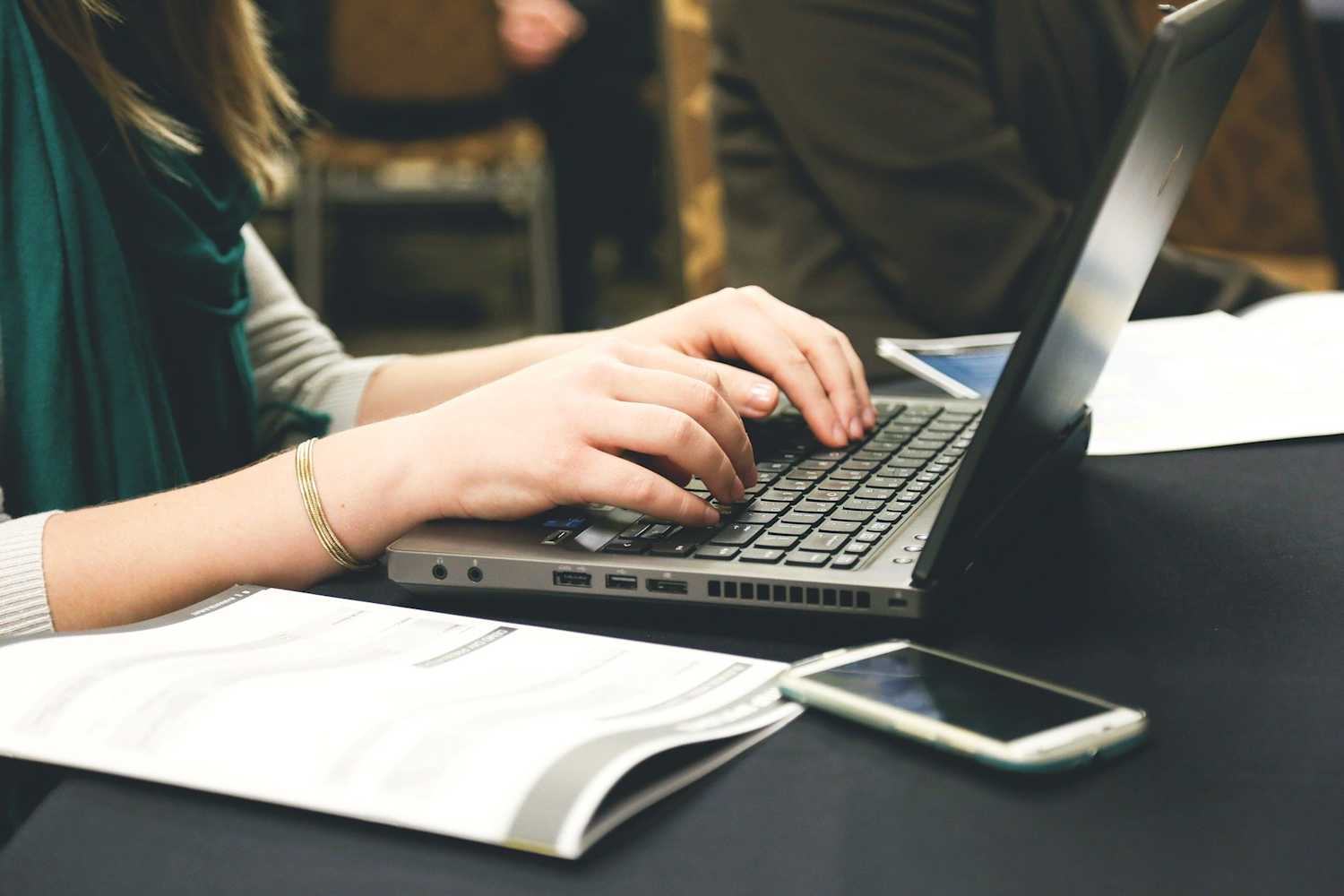 What Is an Online Forum? (Definition) | Mighty Networks