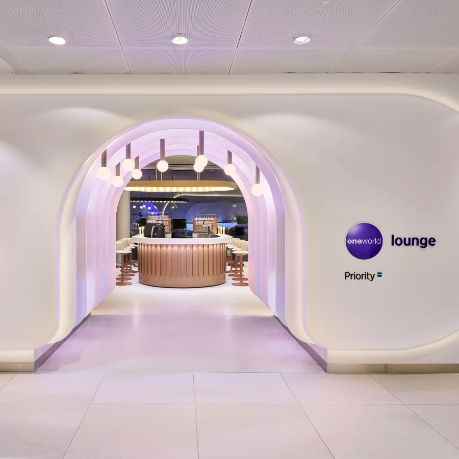 Entry to oneworld lounge in Amsterdam, showing entry and sign that says oneworld lounge