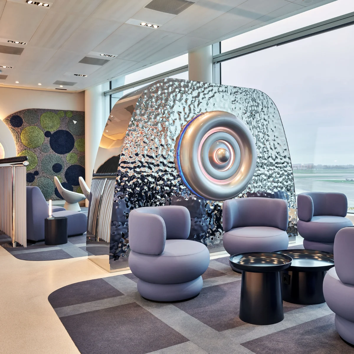 Le salon d’aéroport oneworld d’Amsterdam se pare d’œuvres d’art flamboyantes.