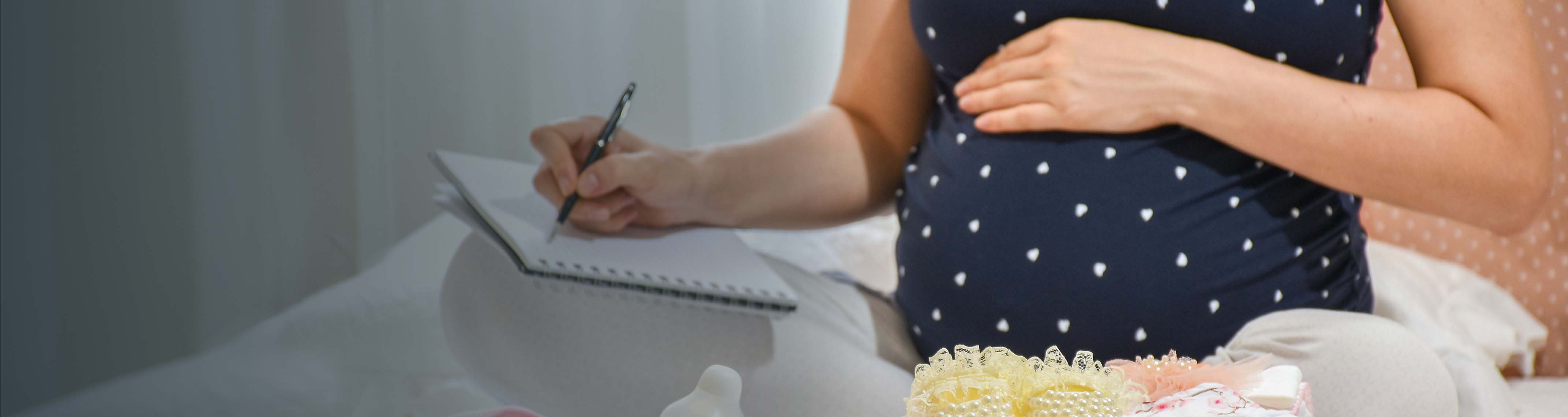 mujer embarazada preparando las cosas del bebe