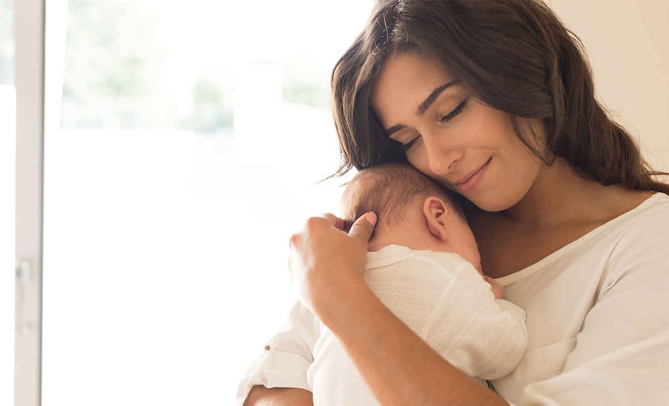 mama cargando bebe