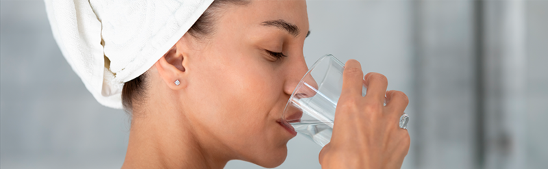 Mujer bebiendo agua