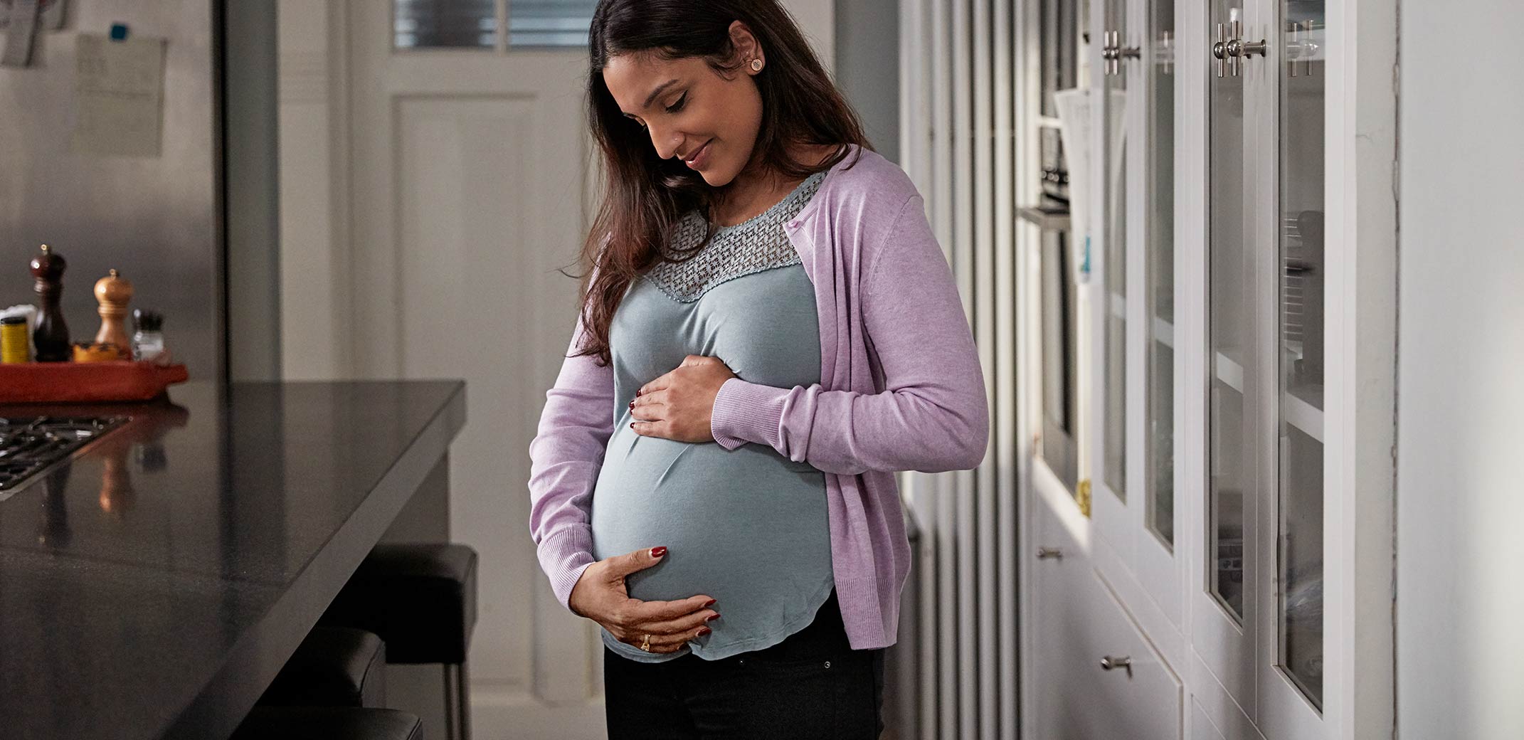 mujer embarazada tocandose la barriga